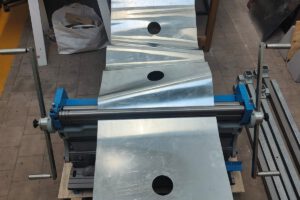 Atelier Manouk Streur | Golvende lamp Aluminium Staal Wals Atelier Werkplaats Verlichting Lamp Lichtobject Kunst Design Lamp Spotjes Aluminium Wals HBM